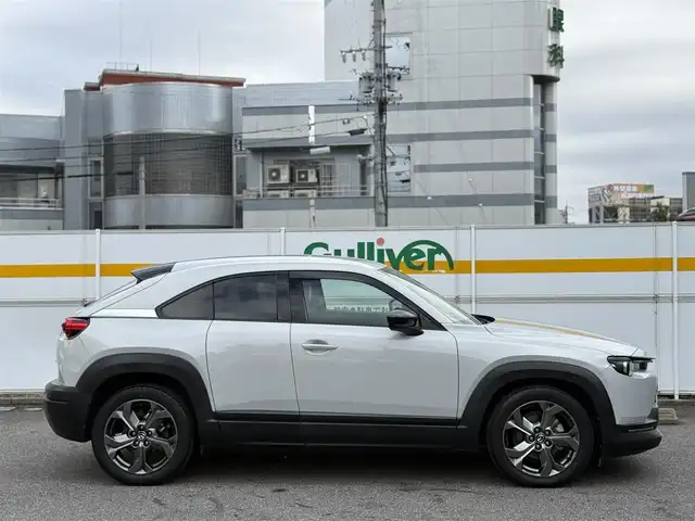 マツダ ＭＸ－３０ 愛知県 2021(令3)年 3.2万km セラミックM /純正メモリナビ//FM/AM/BT/USB/HDMI/フルセグ//360°ビューモニター//ビルトインETC//前後ドライブレコーダー//ベーシックパッケージ//本革巻きステアリング//交通標識認識システム//ヒーテッドドアミラー//ステアリングベゼル//ステアリングスイッチ//リアパッケージトレイ//アドバンストキーレスエントリーシステム//エクステリアパッケージ//ピラーガーニッシュ//インテリアパッケージ//360°セーフティパッケージ//ドライバーモニタリング//ユーティリティパッケージ//ステアリングヒーター//前席シートヒーター//運転席10wayパワーシート＆シートメモリ//セーフティパッケージ//アダプティブLEDライト//シグネチャーLEDランプ//デイタイムランニングライト//クルージング＆トラフィック・サポート//スマートブレーキサポート//茶革ハーフレザーシート//HUD/BSM/TCS/ACC//コーナーセンサー//レーンキープアシスト//ディスタンススピードアラート//前側方接近車両検知//後側方接近車両検知//車線逸脱警報//純正ドアバイザー//社外フロアマット//ISOFIX//保証書//取扱説明書//ナビ取扱説明書//ドラレコ取扱説明書//スマートスペアキー//D記録簿R3~R6