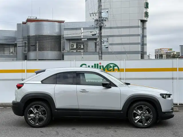 マツダ ＭＸ－３０ 愛知県 2021(令3)年 3.2万km セラミックM /純正メモリナビ//FM/AM/BT/USB/HDMI/フルセグ//360°ビューモニター//ビルトインETC//前後ドライブレコーダー//ベーシックパッケージ//本革巻きステアリング//交通標識認識システム//ヒーテッドドアミラー//ステアリングベゼル//ステアリングスイッチ//リアパッケージトレイ//アドバンストキーレスエントリーシステム//エクステリアパッケージ//ピラーガーニッシュ//インテリアパッケージ//360°セーフティパッケージ//ドライバーモニタリング//ユーティリティパッケージ//ステアリングヒーター//前席シートヒーター//運転席10wayパワーシート＆シートメモリ//セーフティパッケージ//アダプティブLEDライト//シグネチャーLEDランプ//デイタイムランニングライト//クルージング＆トラフィック・サポート//スマートブレーキサポート//茶革ハーフレザーシート//HUD/BSM/TCS/ACC//コーナーセンサー//レーンキープアシスト//ディスタンススピードアラート//前側方接近車両検知//後側方接近車両検知//車線逸脱警報//純正ドアバイザー//社外フロアマット//ISOFIX//保証書//取扱説明書//ナビ取扱説明書//ドラレコ取扱説明書//スマートスペアキー//D記録簿R3~R6