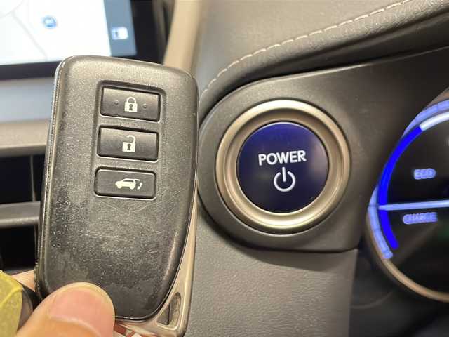 レクサス ＮＸ 300h Fスポーツ 熊本県 2019(令1)年 4万km ホワイトノーヴァガラスフレーク 禁煙車/ナビ/（SD/CD/Bluetooth/USB/フルセグテレビ）/左サイド・バックカメラ/レーダークルーズコントロール/レーンキープアシスト/ブラインドスポットモニター/黒革シート/シートベンチレーション/前席パワーシート/ドライブ席シートメモリ/LEDライト/オートライト/シーケンシャルウィンカー/パワーバックドア/スペアキー/カードキー/取扱説明書/保証書