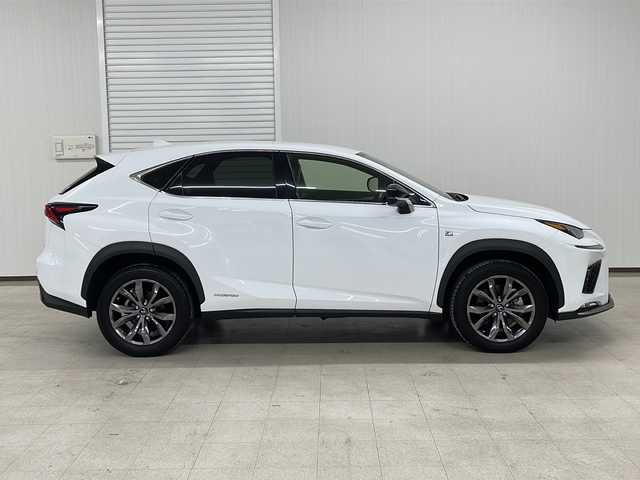レクサス ＮＸ 300h Fスポーツ 熊本県 2019(令1)年 4万km ホワイトノーヴァガラスフレーク 禁煙車/ナビ/（SD/CD/Bluetooth/USB/フルセグテレビ）/左サイド・バックカメラ/レーダークルーズコントロール/レーンキープアシスト/ブラインドスポットモニター/黒革シート/シートベンチレーション/前席パワーシート/ドライブ席シートメモリ/LEDライト/オートライト/シーケンシャルウィンカー/パワーバックドア/スペアキー/カードキー/取扱説明書/保証書