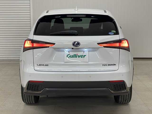 レクサス ＮＸ 300h Fスポーツ 熊本県 2019(令1)年 4万km ホワイトノーヴァガラスフレーク 禁煙車/ナビ/（SD/CD/Bluetooth/USB/フルセグテレビ）/左サイド・バックカメラ/レーダークルーズコントロール/レーンキープアシスト/ブラインドスポットモニター/黒革シート/シートベンチレーション/前席パワーシート/ドライブ席シートメモリ/LEDライト/オートライト/シーケンシャルウィンカー/パワーバックドア/スペアキー/カードキー/取扱説明書/保証書