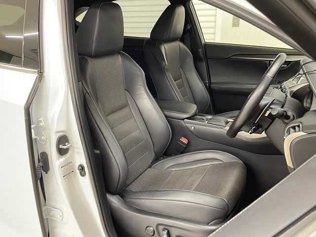 レクサス ＮＸ 300h Fスポーツ 熊本県 2019(令1)年 4万km ホワイトノーヴァガラスフレーク 禁煙車/ナビ/（SD/CD/Bluetooth/USB/フルセグテレビ）/左サイド・バックカメラ/レーダークルーズコントロール/レーンキープアシスト/ブラインドスポットモニター/黒革シート/シートベンチレーション/前席パワーシート/ドライブ席シートメモリ/LEDライト/オートライト/シーケンシャルウィンカー/パワーバックドア/スペアキー/カードキー/取扱説明書/保証書