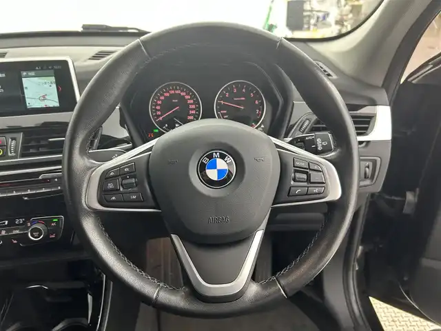 ＢＭＷ Ｘ１ 道央・札幌 2018(平30)年 4.3万km ジェットブラック ・４WD/・純正メモリナビ/・CD/DVD/BT/USB/・バックカメラ/・ETC（ルームミラー一体型）/・クリアランスソナー/・アクティブクルーズコントロール/・アイドリングストップ/・横滑り防止装置/・ステアリングスイッチ/・ハーフレザーシート/・D＋N席シートヒーター/・パワーバックドア/・ルーフレール/・LEDヘッドライト/・フォグランプ/・プッシュスタート/・スマートキー/・純正フロアマット/・純正17インチAW/・純正18インチAW＋夏タイヤ積込（溝７mm）/・取扱説明書