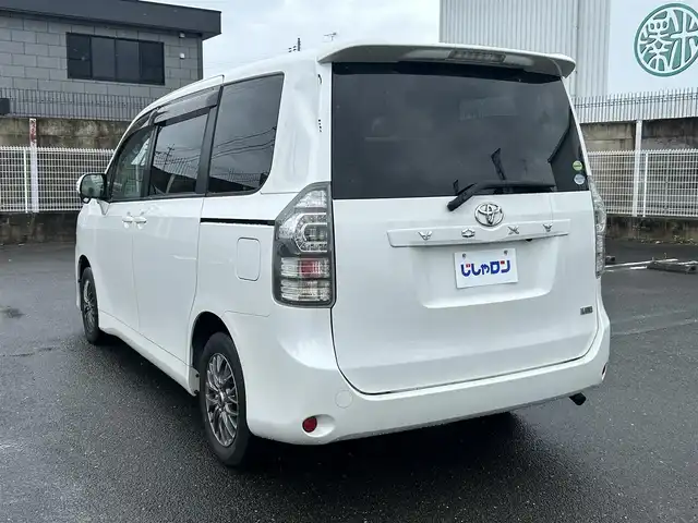 トヨタ ヴォクシー X 奈良県 2013(平25)年 5.5万km ホワイトパールクリスタルシャイン ”(株)IDOMが運営する【じしゃロン奈良店】の自社ローン専用車両になります。/こちらは現金またはオートローンご利用時の価格です。自社ローンご希望の方は別途その旨お申付け下さい”