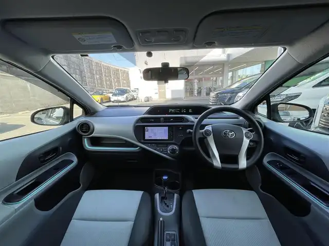 トヨタ アクア S 愛知県 2012(平24)年 12.7万km シルバーM 純正ナビ/フルセグTV・CD・DVD・Bluetooth・SD/バックカメラ/ETC/ハロゲンヘッドライト/オートライト/フォグランプ/ステアリングスイッチ/フェンダーポール/スマートキー/プッシュスタート/純正フロアマット/純正ドアバイザー/ISOFIX/社外15インチAW付き冬タイヤ（175/65/15）/保証書/取扱説明書/スペアスマートキー