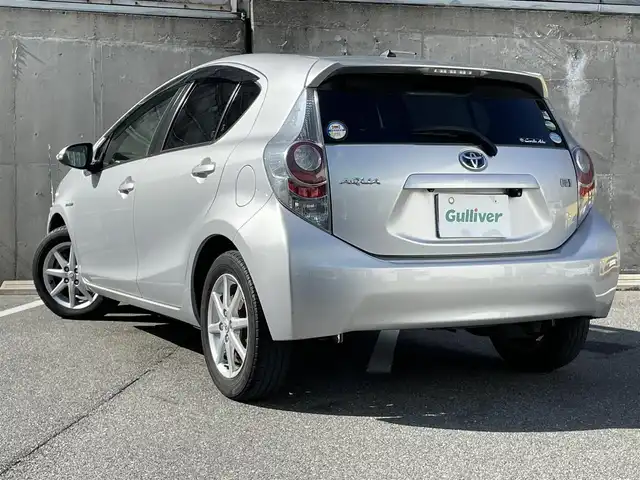 トヨタ アクア S 愛知県 2012(平24)年 12.7万km シルバーM 純正ナビ/フルセグTV・CD・DVD・Bluetooth・SD/バックカメラ/ETC/ハロゲンヘッドライト/オートライト/フォグランプ/ステアリングスイッチ/フェンダーポール/スマートキー/プッシュスタート/純正フロアマット/純正ドアバイザー/ISOFIX/社外15インチAW付き冬タイヤ（175/65/15）/保証書/取扱説明書/スペアスマートキー