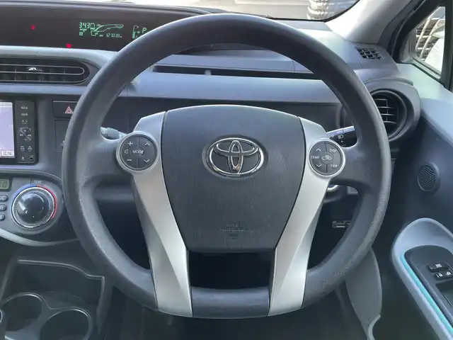 トヨタ アクア S 愛知県 2012(平24)年 12.7万km シルバーM 純正ナビ/フルセグTV・CD・DVD・Bluetooth・SD/バックカメラ/ETC/ハロゲンヘッドライト/オートライト/フォグランプ/ステアリングスイッチ/フェンダーポール/スマートキー/プッシュスタート/純正フロアマット/純正ドアバイザー/ISOFIX/社外15インチAW付き冬タイヤ（175/65/15）/保証書/取扱説明書/スペアスマートキー