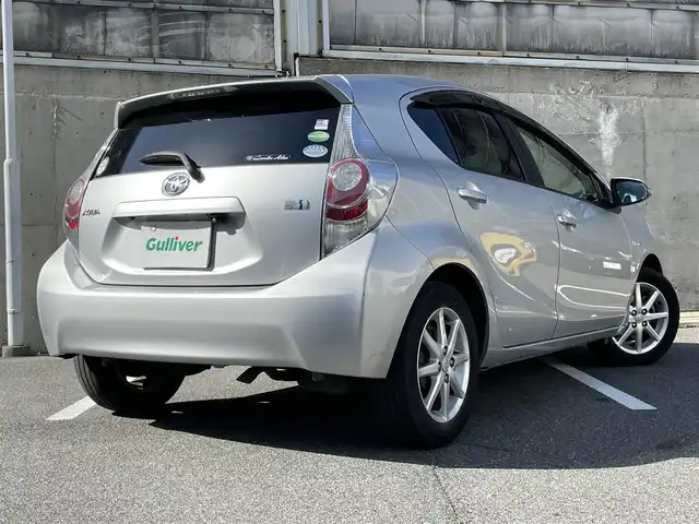 トヨタ アクア S 愛知県 2012(平24)年 12.7万km シルバーM 純正ナビ/フルセグTV・CD・DVD・Bluetooth・SD/バックカメラ/ETC/ハロゲンヘッドライト/オートライト/フォグランプ/ステアリングスイッチ/フェンダーポール/スマートキー/プッシュスタート/純正フロアマット/純正ドアバイザー/ISOFIX/社外15インチAW付き冬タイヤ（175/65/15）/保証書/取扱説明書/スペアスマートキー