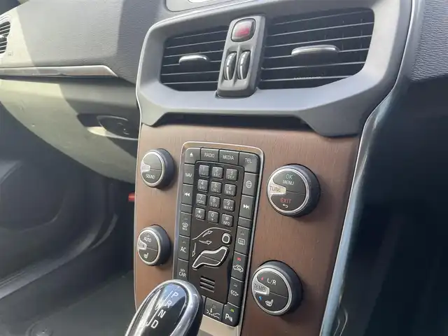 ボルボ Ｖ４０ D4 インスクリプション 栃木県 2016(平28)年 6.1万km パール 茶レザーシート /パワーシート /シートヒーター /Harman/Kardon/ナビ/フルセグ/バックカメラ/ETC/バックソナー /LEDヘッドライト/オートライト/BLIS/レーンキープアシスト/スマートキー/パドルシフト