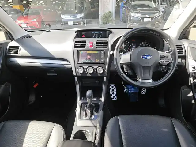 スバル フォレスター 2．0XT アイサイト 長崎県 2013(平25)年 2.7万km サテンホワイトパール 〇４WD/〇社外ナビ/〇フルセグTV/〇パワーバックドア/〇バックカメラ/〇ビルトインETC/〇ドライブレコーダー/〇全車速追従機能付レーダークルーズコントロール/〇アイサイトVer2/〇SRSエアバッグ/〇ターボ/〇左右独立温度調整オートエアコン/〇革巻きステアリングホイール/〇パドルシフト/〇合皮コンビシート/〇パワーシート/シートヒーター/〇純正18インチアルミホイール/〇ルーフレール/〇キーレスアクセス/プッシュスタート/〇禁煙車