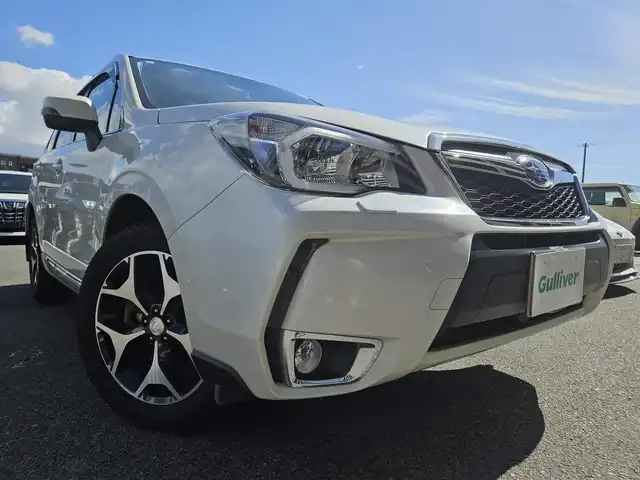 スバル フォレスター 2．0XT アイサイト 長崎県 2013(平25)年 2.7万km サテンホワイトパール 〇４WD/〇社外ナビ/〇フルセグTV/〇パワーバックドア/〇バックカメラ/〇ビルトインETC/〇ドライブレコーダー/〇全車速追従機能付レーダークルーズコントロール/〇アイサイトVer2/〇SRSエアバッグ/〇ターボ/〇左右独立温度調整オートエアコン/〇革巻きステアリングホイール/〇パドルシフト/〇合皮コンビシート/〇パワーシート/シートヒーター/〇純正18インチアルミホイール/〇ルーフレール/〇キーレスアクセス/プッシュスタート/〇禁煙車