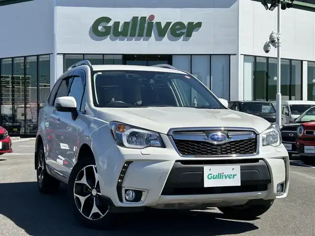 スバル フォレスター 2．0XT アイサイト 長崎県 2013(平25)年 2.7万km サテンホワイトパール 〇4WD/〇ストラーダナビ/〇フルセグTV/〇パワーバックドア/〇バックカメラ/〇ビルトインETC/〇ドライブレコーダー/〇アイサイトver2/・全車速追従機能付クルコン/・プリクラッシュブレーキ/・先行車発進お知らせ機能/・AT誤発進抑制制御/・ふらつき警報/車線逸脱警報/〇ターボ/〇HIDオートライト/〇オートエアコン/〇革巻きステアリング/〇ステアリングスイッチ/〇パドルシフト/〇ブラック革シート/〇前席パワーシート/シートヒーター/〇シルバールーフレール/〇純正18インチAWスタッドレス/〇スマートキー/プッシュエンジンスタート/〇禁煙車