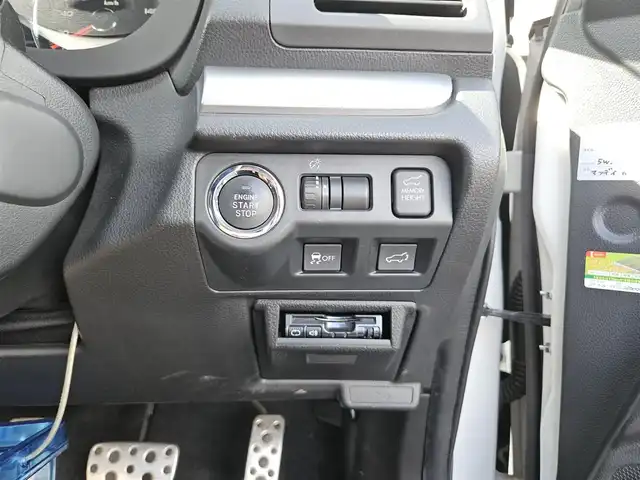 スバル フォレスター 2．0XT アイサイト 長崎県 2013(平25)年 2.7万km サテンホワイトパール 〇４WD/〇社外ナビ/〇フルセグTV/〇パワーバックドア/〇バックカメラ/〇ビルトインETC/〇ドライブレコーダー/〇全車速追従機能付レーダークルーズコントロール/〇アイサイトVer2/〇SRSエアバッグ/〇ターボ/〇左右独立温度調整オートエアコン/〇革巻きステアリングホイール/〇パドルシフト/〇合皮コンビシート/〇パワーシート/シートヒーター/〇純正18インチアルミホイール/〇ルーフレール/〇キーレスアクセス/プッシュスタート/〇禁煙車