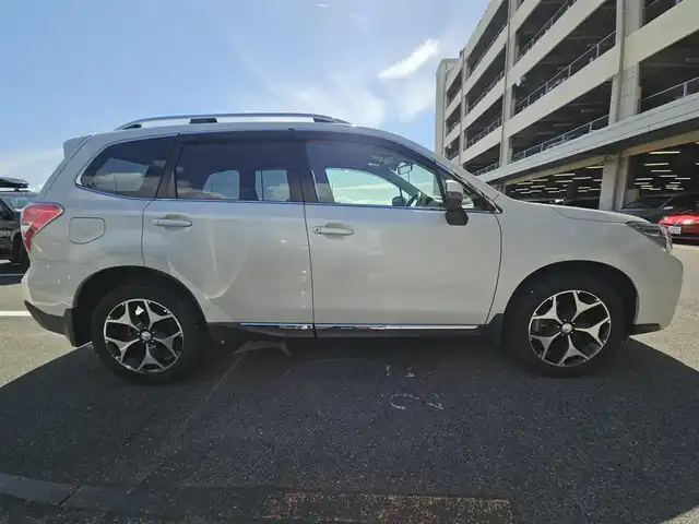 スバル フォレスター 2．0XT アイサイト 長崎県 2013(平25)年 2.7万km サテンホワイトパール 〇４WD/〇社外ナビ/〇フルセグTV/〇パワーバックドア/〇バックカメラ/〇ビルトインETC/〇ドライブレコーダー/〇全車速追従機能付レーダークルーズコントロール/〇アイサイトVer2/〇SRSエアバッグ/〇ターボ/〇左右独立温度調整オートエアコン/〇革巻きステアリングホイール/〇パドルシフト/〇合皮コンビシート/〇パワーシート/シートヒーター/〇純正18インチアルミホイール/〇ルーフレール/〇キーレスアクセス/プッシュスタート/〇禁煙車