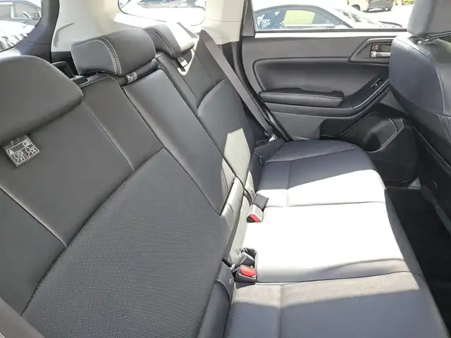 スバル フォレスター 2．0XT アイサイト 長崎県 2013(平25)年 2.7万km サテンホワイトパール 〇４WD/〇社外ナビ/〇フルセグTV/〇パワーバックドア/〇バックカメラ/〇ビルトインETC/〇ドライブレコーダー/〇全車速追従機能付レーダークルーズコントロール/〇アイサイトVer2/〇SRSエアバッグ/〇ターボ/〇左右独立温度調整オートエアコン/〇革巻きステアリングホイール/〇パドルシフト/〇合皮コンビシート/〇パワーシート/シートヒーター/〇純正18インチアルミホイール/〇ルーフレール/〇キーレスアクセス/プッシュスタート/〇禁煙車
