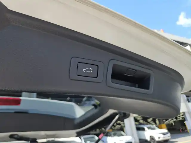スバル フォレスター 2．0XT アイサイト 長崎県 2013(平25)年 2.7万km サテンホワイトパール 〇４WD/〇社外ナビ/〇フルセグTV/〇パワーバックドア/〇バックカメラ/〇ビルトインETC/〇ドライブレコーダー/〇全車速追従機能付レーダークルーズコントロール/〇アイサイトVer2/〇SRSエアバッグ/〇ターボ/〇左右独立温度調整オートエアコン/〇革巻きステアリングホイール/〇パドルシフト/〇合皮コンビシート/〇パワーシート/シートヒーター/〇純正18インチアルミホイール/〇ルーフレール/〇キーレスアクセス/プッシュスタート/〇禁煙車