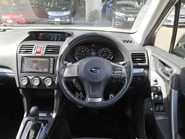 スバル フォレスター 2．0XT アイサイト 長崎県 2013(平25)年 2.7万km サテンホワイトパール 〇４WD/〇社外ナビ/〇フルセグTV/〇パワーバックドア/〇バックカメラ/〇ビルトインETC/〇ドライブレコーダー/〇全車速追従機能付レーダークルーズコントロール/〇アイサイトVer2/〇SRSエアバッグ/〇ターボ/〇左右独立温度調整オートエアコン/〇革巻きステアリングホイール/〇パドルシフト/〇合皮コンビシート/〇パワーシート/シートヒーター/〇純正18インチアルミホイール/〇ルーフレール/〇キーレスアクセス/プッシュスタート/〇禁煙車