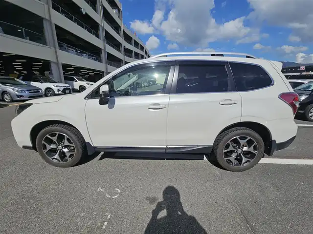 スバル フォレスター 2．0XT アイサイト 長崎県 2013(平25)年 2.7万km サテンホワイトパール 〇４WD/〇社外ナビ/〇フルセグTV/〇パワーバックドア/〇バックカメラ/〇ビルトインETC/〇ドライブレコーダー/〇全車速追従機能付レーダークルーズコントロール/〇アイサイトVer2/〇SRSエアバッグ/〇ターボ/〇左右独立温度調整オートエアコン/〇革巻きステアリングホイール/〇パドルシフト/〇合皮コンビシート/〇パワーシート/シートヒーター/〇純正18インチアルミホイール/〇ルーフレール/〇キーレスアクセス/プッシュスタート/〇禁煙車