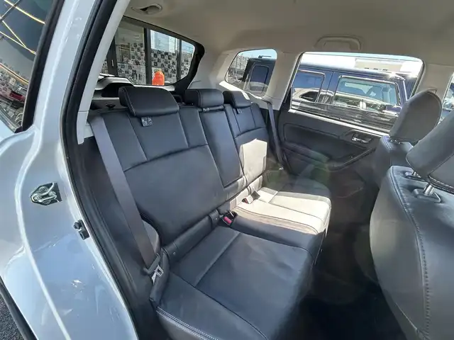 スバル フォレスター 2．0XT アイサイト 長崎県 2013(平25)年 2.7万km サテンホワイトパール 〇4WD/〇ストラーダナビ/〇フルセグTV/〇パワーバックドア/〇バックカメラ/〇ビルトインETC/〇ドライブレコーダー/〇アイサイトver2/・全車速追従機能付クルコン/・プリクラッシュブレーキ/・先行車発進お知らせ機能/・AT誤発進抑制制御/・ふらつき警報/車線逸脱警報/〇ターボ/〇HIDオートライト/〇オートエアコン/〇革巻きステアリング/〇ステアリングスイッチ/〇パドルシフト/〇ブラック革シート/〇前席パワーシート/シートヒーター/〇シルバールーフレール/〇純正18インチAWスタッドレス/〇スマートキー/プッシュエンジンスタート/〇禁煙車
