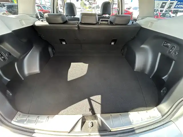 スバル フォレスター 2．0XT アイサイト 長崎県 2013(平25)年 2.7万km サテンホワイトパール 〇4WD/〇ストラーダナビ/〇フルセグTV/〇パワーバックドア/〇バックカメラ/〇ビルトインETC/〇ドライブレコーダー/〇アイサイトver2/・全車速追従機能付クルコン/・プリクラッシュブレーキ/・先行車発進お知らせ機能/・AT誤発進抑制制御/・ふらつき警報/車線逸脱警報/〇ターボ/〇HIDオートライト/〇オートエアコン/〇革巻きステアリング/〇ステアリングスイッチ/〇パドルシフト/〇ブラック革シート/〇前席パワーシート/シートヒーター/〇シルバールーフレール/〇純正18インチAWスタッドレス/〇スマートキー/プッシュエンジンスタート/〇禁煙車