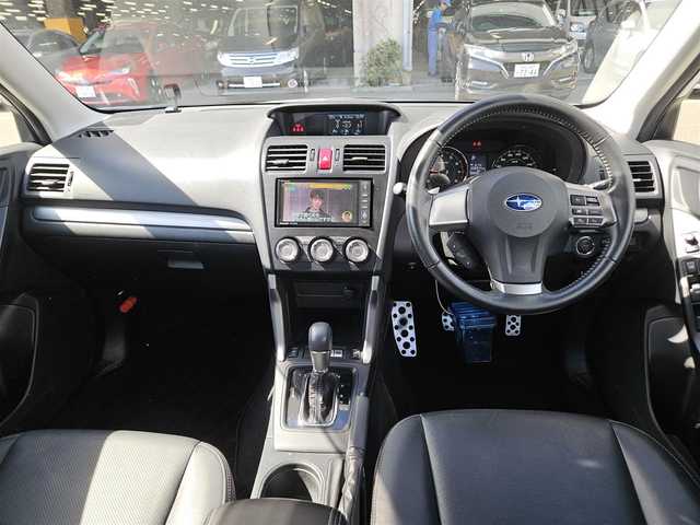 スバル フォレスター 2．0XT アイサイト 長崎県 2013(平25)年 2.7万km サテンホワイトパール 〇4WD/〇ストラーダナビ/〇フルセグTV/〇パワーバックドア/〇バックカメラ/〇ビルトインETC/〇ドライブレコーダー/〇アイサイトver2/・全車速追従機能付クルコン/・プリクラッシュブレーキ/・先行車発進お知らせ機能/・AT誤発進抑制制御/・ふらつき警報/車線逸脱警報/〇ターボ/〇HIDオートライト/〇オートエアコン/〇革巻きステアリング/〇ステアリングスイッチ/〇パドルシフト/〇ブラック革シート/〇前席パワーシート/シートヒーター/〇シルバールーフレール/〇純正18インチAWスタッドレス/〇スマートキー/プッシュエンジンスタート/〇禁煙車