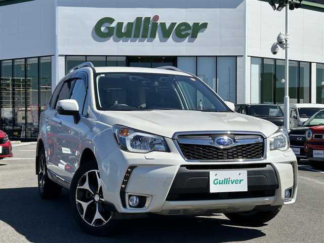 スバル フォレスター 2．0XT アイサイト 長崎県 2013(平25)年 2.7万km サテンホワイトパール 〇4WD/〇ストラーダナビ/〇フルセグTV/〇パワーバックドア/〇バックカメラ/〇ビルトインETC/〇ドライブレコーダー/〇アイサイトver2/・全車速追従機能付クルコン/・プリクラッシュブレーキ/・先行車発進お知らせ機能/・AT誤発進抑制制御/・ふらつき警報/車線逸脱警報/〇ターボ/〇HIDオートライト/〇オートエアコン/〇革巻きステアリング/〇ステアリングスイッチ/〇パドルシフト/〇ブラック革シート/〇前席パワーシート/シートヒーター/〇シルバールーフレール/〇純正18インチAWスタッドレス/〇スマートキー/プッシュエンジンスタート/〇禁煙車