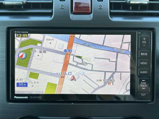 スバル フォレスター 2．0XT アイサイト 長崎県 2013(平25)年 2.7万km サテンホワイトパール 〇4WD/〇ストラーダナビ/〇フルセグTV/〇パワーバックドア/〇バックカメラ/〇ビルトインETC/〇ドライブレコーダー/〇アイサイトver2/・全車速追従機能付クルコン/・プリクラッシュブレーキ/・先行車発進お知らせ機能/・AT誤発進抑制制御/・ふらつき警報/車線逸脱警報/〇ターボ/〇HIDオートライト/〇オートエアコン/〇革巻きステアリング/〇ステアリングスイッチ/〇パドルシフト/〇ブラック革シート/〇前席パワーシート/シートヒーター/〇シルバールーフレール/〇純正18インチAWスタッドレス/〇スマートキー/プッシュエンジンスタート/〇禁煙車