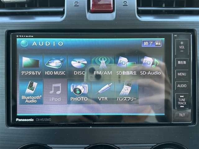 スバル フォレスター 2．0XT アイサイト 長崎県 2013(平25)年 2.7万km サテンホワイトパール 〇4WD/〇ストラーダナビ/〇フルセグTV/〇パワーバックドア/〇バックカメラ/〇ビルトインETC/〇ドライブレコーダー/〇アイサイトver2/・全車速追従機能付クルコン/・プリクラッシュブレーキ/・先行車発進お知らせ機能/・AT誤発進抑制制御/・ふらつき警報/車線逸脱警報/〇ターボ/〇HIDオートライト/〇オートエアコン/〇革巻きステアリング/〇ステアリングスイッチ/〇パドルシフト/〇ブラック革シート/〇前席パワーシート/シートヒーター/〇シルバールーフレール/〇純正18インチAWスタッドレス/〇スマートキー/プッシュエンジンスタート/〇禁煙車