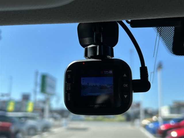 スバル フォレスター 2．0XT アイサイト 長崎県 2013(平25)年 2.7万km サテンホワイトパール 〇4WD/〇ストラーダナビ/〇フルセグTV/〇パワーバックドア/〇バックカメラ/〇ビルトインETC/〇ドライブレコーダー/〇アイサイトver2/・全車速追従機能付クルコン/・プリクラッシュブレーキ/・先行車発進お知らせ機能/・AT誤発進抑制制御/・ふらつき警報/車線逸脱警報/〇ターボ/〇HIDオートライト/〇オートエアコン/〇革巻きステアリング/〇ステアリングスイッチ/〇パドルシフト/〇ブラック革シート/〇前席パワーシート/シートヒーター/〇シルバールーフレール/〇純正18インチAWスタッドレス/〇スマートキー/プッシュエンジンスタート/〇禁煙車