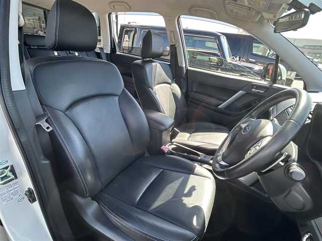 スバル フォレスター 2．0XT アイサイト 長崎県 2013(平25)年 2.7万km サテンホワイトパール 〇4WD/〇ストラーダナビ/〇フルセグTV/〇パワーバックドア/〇バックカメラ/〇ビルトインETC/〇ドライブレコーダー/〇アイサイトver2/・全車速追従機能付クルコン/・プリクラッシュブレーキ/・先行車発進お知らせ機能/・AT誤発進抑制制御/・ふらつき警報/車線逸脱警報/〇ターボ/〇HIDオートライト/〇オートエアコン/〇革巻きステアリング/〇ステアリングスイッチ/〇パドルシフト/〇ブラック革シート/〇前席パワーシート/シートヒーター/〇シルバールーフレール/〇純正18インチAWスタッドレス/〇スマートキー/プッシュエンジンスタート/〇禁煙車