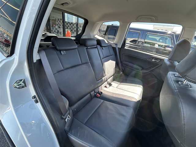 スバル フォレスター 2．0XT アイサイト 長崎県 2013(平25)年 2.7万km サテンホワイトパール 〇4WD/〇ストラーダナビ/〇フルセグTV/〇パワーバックドア/〇バックカメラ/〇ビルトインETC/〇ドライブレコーダー/〇アイサイトver2/・全車速追従機能付クルコン/・プリクラッシュブレーキ/・先行車発進お知らせ機能/・AT誤発進抑制制御/・ふらつき警報/車線逸脱警報/〇ターボ/〇HIDオートライト/〇オートエアコン/〇革巻きステアリング/〇ステアリングスイッチ/〇パドルシフト/〇ブラック革シート/〇前席パワーシート/シートヒーター/〇シルバールーフレール/〇純正18インチAWスタッドレス/〇スマートキー/プッシュエンジンスタート/〇禁煙車