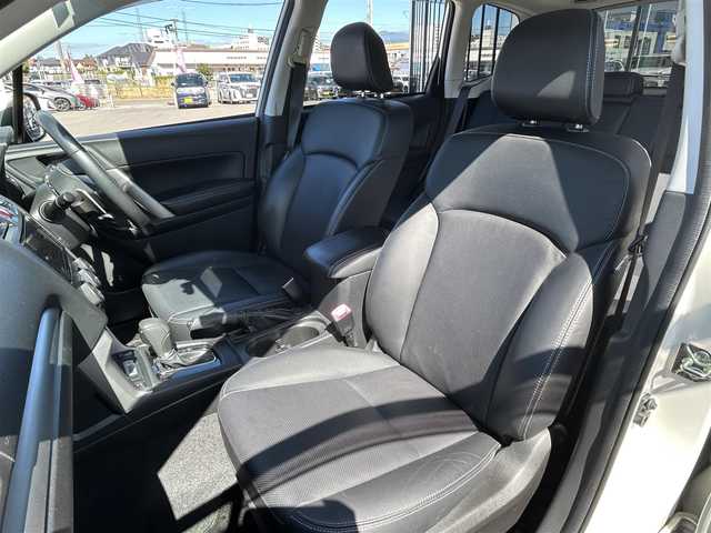 スバル フォレスター 2．0XT アイサイト 長崎県 2013(平25)年 2.7万km サテンホワイトパール 〇4WD/〇ストラーダナビ/〇フルセグTV/〇パワーバックドア/〇バックカメラ/〇ビルトインETC/〇ドライブレコーダー/〇アイサイトver2/・全車速追従機能付クルコン/・プリクラッシュブレーキ/・先行車発進お知らせ機能/・AT誤発進抑制制御/・ふらつき警報/車線逸脱警報/〇ターボ/〇HIDオートライト/〇オートエアコン/〇革巻きステアリング/〇ステアリングスイッチ/〇パドルシフト/〇ブラック革シート/〇前席パワーシート/シートヒーター/〇シルバールーフレール/〇純正18インチAWスタッドレス/〇スマートキー/プッシュエンジンスタート/〇禁煙車