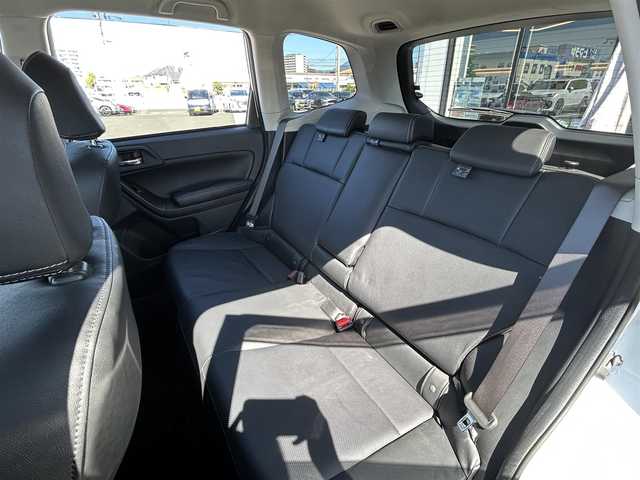 スバル フォレスター 2．0XT アイサイト 長崎県 2013(平25)年 2.7万km サテンホワイトパール 〇4WD/〇ストラーダナビ/〇フルセグTV/〇パワーバックドア/〇バックカメラ/〇ビルトインETC/〇ドライブレコーダー/〇アイサイトver2/・全車速追従機能付クルコン/・プリクラッシュブレーキ/・先行車発進お知らせ機能/・AT誤発進抑制制御/・ふらつき警報/車線逸脱警報/〇ターボ/〇HIDオートライト/〇オートエアコン/〇革巻きステアリング/〇ステアリングスイッチ/〇パドルシフト/〇ブラック革シート/〇前席パワーシート/シートヒーター/〇シルバールーフレール/〇純正18インチAWスタッドレス/〇スマートキー/プッシュエンジンスタート/〇禁煙車