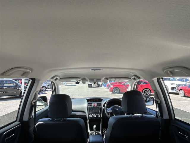 スバル フォレスター 2．0XT アイサイト 長崎県 2013(平25)年 2.7万km サテンホワイトパール 〇4WD/〇ストラーダナビ/〇フルセグTV/〇パワーバックドア/〇バックカメラ/〇ビルトインETC/〇ドライブレコーダー/〇アイサイトver2/・全車速追従機能付クルコン/・プリクラッシュブレーキ/・先行車発進お知らせ機能/・AT誤発進抑制制御/・ふらつき警報/車線逸脱警報/〇ターボ/〇HIDオートライト/〇オートエアコン/〇革巻きステアリング/〇ステアリングスイッチ/〇パドルシフト/〇ブラック革シート/〇前席パワーシート/シートヒーター/〇シルバールーフレール/〇純正18インチAWスタッドレス/〇スマートキー/プッシュエンジンスタート/〇禁煙車
