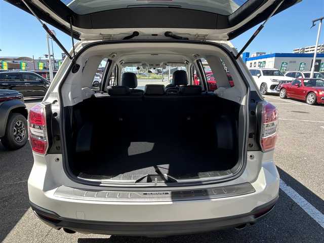 スバル フォレスター 2．0XT アイサイト 長崎県 2013(平25)年 2.7万km サテンホワイトパール 〇4WD/〇ストラーダナビ/〇フルセグTV/〇パワーバックドア/〇バックカメラ/〇ビルトインETC/〇ドライブレコーダー/〇アイサイトver2/・全車速追従機能付クルコン/・プリクラッシュブレーキ/・先行車発進お知らせ機能/・AT誤発進抑制制御/・ふらつき警報/車線逸脱警報/〇ターボ/〇HIDオートライト/〇オートエアコン/〇革巻きステアリング/〇ステアリングスイッチ/〇パドルシフト/〇ブラック革シート/〇前席パワーシート/シートヒーター/〇シルバールーフレール/〇純正18インチAWスタッドレス/〇スマートキー/プッシュエンジンスタート/〇禁煙車