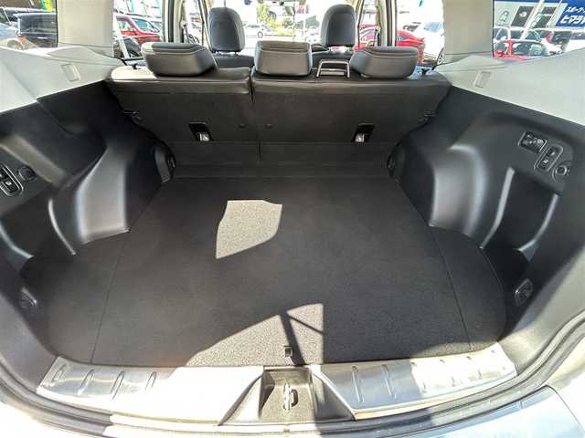 スバル フォレスター 2．0XT アイサイト 長崎県 2013(平25)年 2.7万km サテンホワイトパール 〇4WD/〇ストラーダナビ/〇フルセグTV/〇パワーバックドア/〇バックカメラ/〇ビルトインETC/〇ドライブレコーダー/〇アイサイトver2/・全車速追従機能付クルコン/・プリクラッシュブレーキ/・先行車発進お知らせ機能/・AT誤発進抑制制御/・ふらつき警報/車線逸脱警報/〇ターボ/〇HIDオートライト/〇オートエアコン/〇革巻きステアリング/〇ステアリングスイッチ/〇パドルシフト/〇ブラック革シート/〇前席パワーシート/シートヒーター/〇シルバールーフレール/〇純正18インチAWスタッドレス/〇スマートキー/プッシュエンジンスタート/〇禁煙車