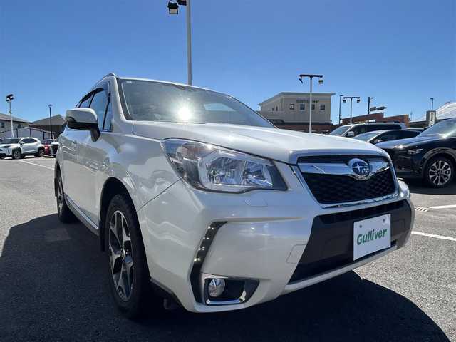 スバル フォレスター 2．0XT アイサイト 長崎県 2013(平25)年 2.7万km サテンホワイトパール 〇4WD/〇ストラーダナビ/〇フルセグTV/〇パワーバックドア/〇バックカメラ/〇ビルトインETC/〇ドライブレコーダー/〇アイサイトver2/・全車速追従機能付クルコン/・プリクラッシュブレーキ/・先行車発進お知らせ機能/・AT誤発進抑制制御/・ふらつき警報/車線逸脱警報/〇ターボ/〇HIDオートライト/〇オートエアコン/〇革巻きステアリング/〇ステアリングスイッチ/〇パドルシフト/〇ブラック革シート/〇前席パワーシート/シートヒーター/〇シルバールーフレール/〇純正18インチAWスタッドレス/〇スマートキー/プッシュエンジンスタート/〇禁煙車