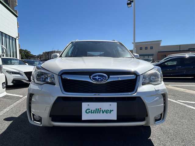 スバル フォレスター 2．0XT アイサイト 長崎県 2013(平25)年 2.7万km サテンホワイトパール 〇4WD/〇ストラーダナビ/〇フルセグTV/〇パワーバックドア/〇バックカメラ/〇ビルトインETC/〇ドライブレコーダー/〇アイサイトver2/・全車速追従機能付クルコン/・プリクラッシュブレーキ/・先行車発進お知らせ機能/・AT誤発進抑制制御/・ふらつき警報/車線逸脱警報/〇ターボ/〇HIDオートライト/〇オートエアコン/〇革巻きステアリング/〇ステアリングスイッチ/〇パドルシフト/〇ブラック革シート/〇前席パワーシート/シートヒーター/〇シルバールーフレール/〇純正18インチAWスタッドレス/〇スマートキー/プッシュエンジンスタート/〇禁煙車