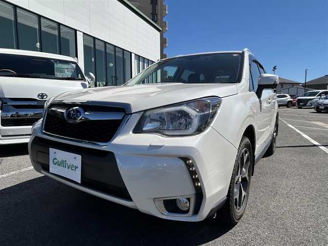 スバル フォレスター 2．0XT アイサイト 長崎県 2013(平25)年 2.7万km サテンホワイトパール 〇4WD/〇ストラーダナビ/〇フルセグTV/〇パワーバックドア/〇バックカメラ/〇ビルトインETC/〇ドライブレコーダー/〇アイサイトver2/・全車速追従機能付クルコン/・プリクラッシュブレーキ/・先行車発進お知らせ機能/・AT誤発進抑制制御/・ふらつき警報/車線逸脱警報/〇ターボ/〇HIDオートライト/〇オートエアコン/〇革巻きステアリング/〇ステアリングスイッチ/〇パドルシフト/〇ブラック革シート/〇前席パワーシート/シートヒーター/〇シルバールーフレール/〇純正18インチAWスタッドレス/〇スマートキー/プッシュエンジンスタート/〇禁煙車
