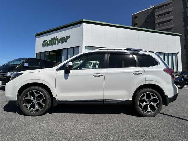 スバル フォレスター 2．0XT アイサイト 長崎県 2013(平25)年 2.7万km サテンホワイトパール 〇4WD/〇ストラーダナビ/〇フルセグTV/〇パワーバックドア/〇バックカメラ/〇ビルトインETC/〇ドライブレコーダー/〇アイサイトver2/・全車速追従機能付クルコン/・プリクラッシュブレーキ/・先行車発進お知らせ機能/・AT誤発進抑制制御/・ふらつき警報/車線逸脱警報/〇ターボ/〇HIDオートライト/〇オートエアコン/〇革巻きステアリング/〇ステアリングスイッチ/〇パドルシフト/〇ブラック革シート/〇前席パワーシート/シートヒーター/〇シルバールーフレール/〇純正18インチAWスタッドレス/〇スマートキー/プッシュエンジンスタート/〇禁煙車