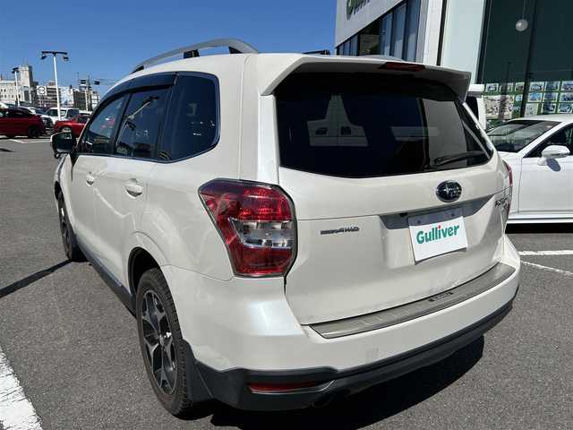 スバル フォレスター 2．0XT アイサイト 長崎県 2013(平25)年 2.7万km サテンホワイトパール 〇4WD/〇ストラーダナビ/〇フルセグTV/〇パワーバックドア/〇バックカメラ/〇ビルトインETC/〇ドライブレコーダー/〇アイサイトver2/・全車速追従機能付クルコン/・プリクラッシュブレーキ/・先行車発進お知らせ機能/・AT誤発進抑制制御/・ふらつき警報/車線逸脱警報/〇ターボ/〇HIDオートライト/〇オートエアコン/〇革巻きステアリング/〇ステアリングスイッチ/〇パドルシフト/〇ブラック革シート/〇前席パワーシート/シートヒーター/〇シルバールーフレール/〇純正18インチAWスタッドレス/〇スマートキー/プッシュエンジンスタート/〇禁煙車