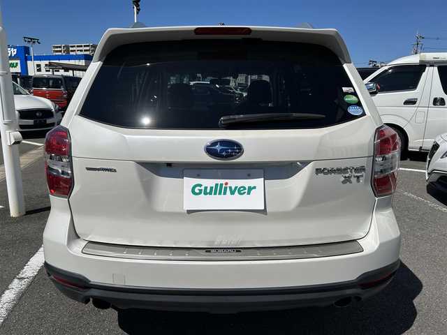 スバル フォレスター 2．0XT アイサイト 長崎県 2013(平25)年 2.7万km サテンホワイトパール 〇4WD/〇ストラーダナビ/〇フルセグTV/〇パワーバックドア/〇バックカメラ/〇ビルトインETC/〇ドライブレコーダー/〇アイサイトver2/・全車速追従機能付クルコン/・プリクラッシュブレーキ/・先行車発進お知らせ機能/・AT誤発進抑制制御/・ふらつき警報/車線逸脱警報/〇ターボ/〇HIDオートライト/〇オートエアコン/〇革巻きステアリング/〇ステアリングスイッチ/〇パドルシフト/〇ブラック革シート/〇前席パワーシート/シートヒーター/〇シルバールーフレール/〇純正18インチAWスタッドレス/〇スマートキー/プッシュエンジンスタート/〇禁煙車