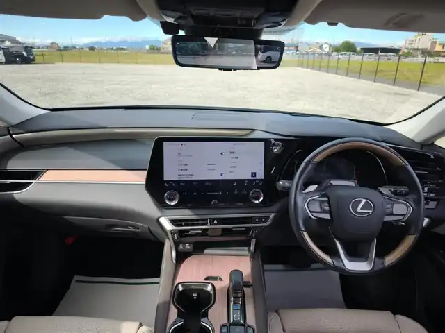 レクサス ＲＸ 450h+ バージョンL 愛知県 2023(令5)年 6.4万km ソニックチタニウム 〇４WD/〇パノラマルーフ/〇純正14インチタッチプレイディスプレイオーディオプラス/〇フルセグTV/〇ハンズフリーパワーバックドア/〇バックカメラ/〇パノラミックビューモニター/〇ビルトインETC2.0/〇ドライブレコーダー(前後方)/〇レーダークルーズコントロール/〇コーナーセンサー/〇セーフティシステムプラス/〇LEDヘッドランプ/〇LEDフロントフォグランプ/〇革巻きコンビステアリングホイール/〇パドルシフト/ステアリングヒーター/〇セミアニリン革シート/〇パワーシート/シートヒーター/〇ベンチレーション/〇純正21インチアルミホイール/〇シルバールーフレール/〇スマートエントリー/スタートシステム/〇禁煙車