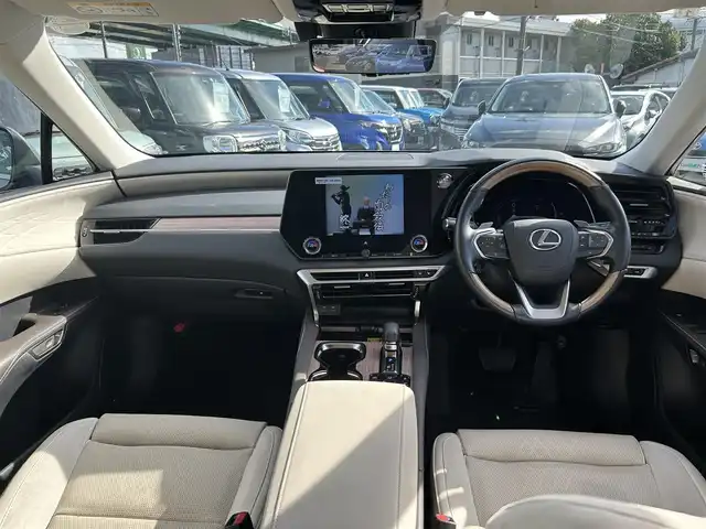 レクサス ＲＸ 450h+ バージョンL 愛知県 2023(令5)年 6.4万km ソニックチタニウム 4WD/パノラマルーフ/純正14型ナビ/フルセグTV/BT/HDMI/ハンズフリーパワーバックドア/パノラミックビューモニター/ビルトインETC2.0/前後ドライブレコーダー/レーダークルーズコントロール/クリアランスソナー/セーフティシステムプラス/・プリクラッシュセーフティ/・レーンディパーチャーアラート/・レーントレーシングアシスト/・レーンチェンジアシスト/・アダプティブハイビームシステム/・ロードサインアシスト/レクサスチームメイト/ブラインドスポットモニター/前後パーキングサポートブレーキ/デジタルインナーミラー/3連フルLEDヘッドランプ/本木製/革巻きコンビステアリング/ステアリングヒーター/ホワイトセミアニリン革シート/全席シートヒーター/ベンチレーション/前席パワーシート/ポジションメモリー/シルバールーフレール/純正21インチアルミホイール