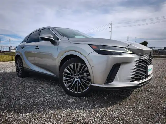 レクサス ＲＸ 450h+ バージョンL 愛知県 2023(令5)年 6.4万km ソニックチタニウム 〇４WD/〇パノラマルーフ/〇純正14インチタッチプレイディスプレイオーディオプラス/〇フルセグTV/〇ハンズフリーパワーバックドア/〇バックカメラ/〇パノラミックビューモニター/〇ビルトインETC2.0/〇ドライブレコーダー(前後方)/〇レーダークルーズコントロール/〇コーナーセンサー/〇セーフティシステムプラス/〇LEDヘッドランプ/〇LEDフロントフォグランプ/〇革巻きコンビステアリングホイール/〇パドルシフト/ステアリングヒーター/〇セミアニリン革シート/〇パワーシート/シートヒーター/〇ベンチレーション/〇純正21インチアルミホイール/〇シルバールーフレール/〇スマートエントリー/スタートシステム/〇禁煙車