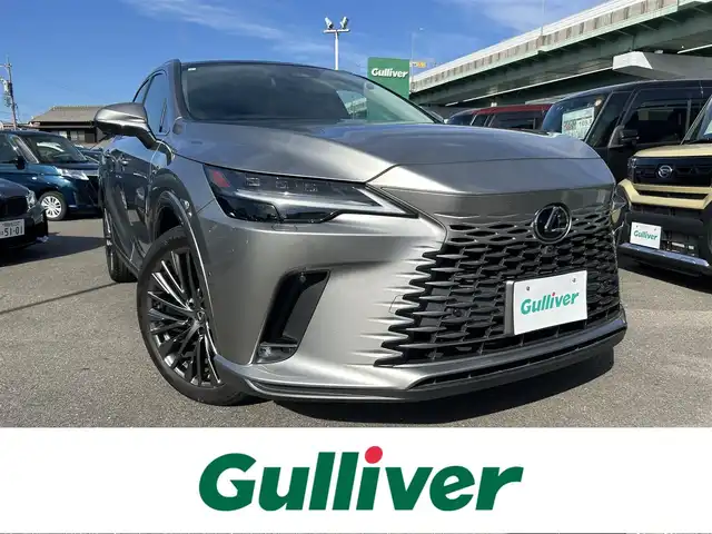レクサス ＲＸ 450h+ バージョンL 愛知県 2023(令5)年 6.4万km ソニックチタニウム 4WD/パノラマルーフ/純正14型ナビ/フルセグTV/BT/HDMI/ハンズフリーパワーバックドア/パノラミックビューモニター/ビルトインETC2.0/前後ドライブレコーダー/レーダークルーズコントロール/クリアランスソナー/セーフティシステムプラス/・プリクラッシュセーフティ/・レーンディパーチャーアラート/・レーントレーシングアシスト/・レーンチェンジアシスト/・アダプティブハイビームシステム/・ロードサインアシスト/レクサスチームメイト/ブラインドスポットモニター/前後パーキングサポートブレーキ/デジタルインナーミラー/3連フルLEDヘッドランプ/本木製/革巻きコンビステアリング/ステアリングヒーター/ホワイトセミアニリン革シート/全席シートヒーター/ベンチレーション/前席パワーシート/ポジションメモリー/シルバールーフレール/純正21インチアルミホイール