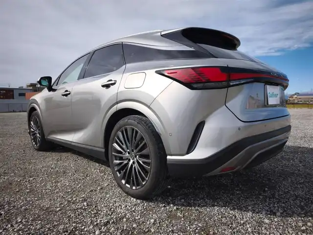 レクサス ＲＸ 450h+ バージョンL 愛知県 2023(令5)年 6.4万km ソニックチタニウム 〇４WD/〇パノラマルーフ/〇純正14インチタッチプレイディスプレイオーディオプラス/〇フルセグTV/〇ハンズフリーパワーバックドア/〇バックカメラ/〇パノラミックビューモニター/〇ビルトインETC2.0/〇ドライブレコーダー(前後方)/〇レーダークルーズコントロール/〇コーナーセンサー/〇セーフティシステムプラス/〇LEDヘッドランプ/〇LEDフロントフォグランプ/〇革巻きコンビステアリングホイール/〇パドルシフト/ステアリングヒーター/〇セミアニリン革シート/〇パワーシート/シートヒーター/〇ベンチレーション/〇純正21インチアルミホイール/〇シルバールーフレール/〇スマートエントリー/スタートシステム/〇禁煙車