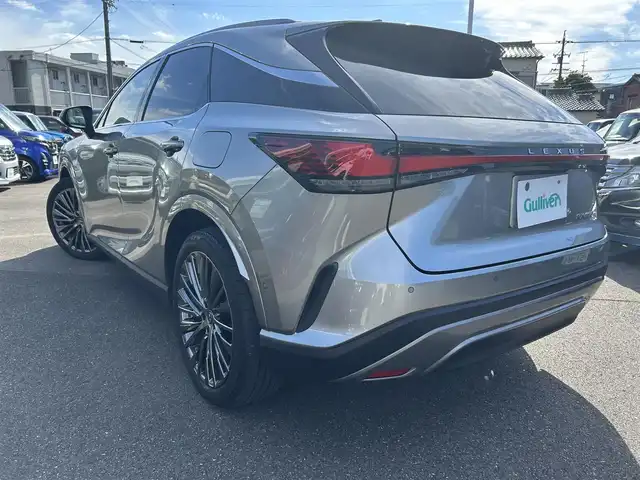 レクサス ＲＸ 450h+ バージョンL 愛知県 2023(令5)年 6.4万km ソニックチタニウム 4WD/パノラマルーフ/純正14型ナビ/フルセグTV/BT/HDMI/ハンズフリーパワーバックドア/パノラミックビューモニター/ビルトインETC2.0/前後ドライブレコーダー/レーダークルーズコントロール/クリアランスソナー/セーフティシステムプラス/・プリクラッシュセーフティ/・レーンディパーチャーアラート/・レーントレーシングアシスト/・レーンチェンジアシスト/・アダプティブハイビームシステム/・ロードサインアシスト/レクサスチームメイト/ブラインドスポットモニター/前後パーキングサポートブレーキ/デジタルインナーミラー/3連フルLEDヘッドランプ/本木製/革巻きコンビステアリング/ステアリングヒーター/ホワイトセミアニリン革シート/全席シートヒーター/ベンチレーション/前席パワーシート/ポジションメモリー/シルバールーフレール/純正21インチアルミホイール