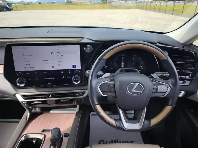 レクサス ＲＸ 450h+ バージョンL 愛知県 2023(令5)年 6.4万km ソニックチタニウム 〇４WD/〇パノラマルーフ/〇純正14インチタッチプレイディスプレイオーディオプラス/〇フルセグTV/〇ハンズフリーパワーバックドア/〇バックカメラ/〇パノラミックビューモニター/〇ビルトインETC2.0/〇ドライブレコーダー(前後方)/〇レーダークルーズコントロール/〇コーナーセンサー/〇セーフティシステムプラス/〇LEDヘッドランプ/〇LEDフロントフォグランプ/〇革巻きコンビステアリングホイール/〇パドルシフト/ステアリングヒーター/〇セミアニリン革シート/〇パワーシート/シートヒーター/〇ベンチレーション/〇純正21インチアルミホイール/〇シルバールーフレール/〇スマートエントリー/スタートシステム/〇禁煙車