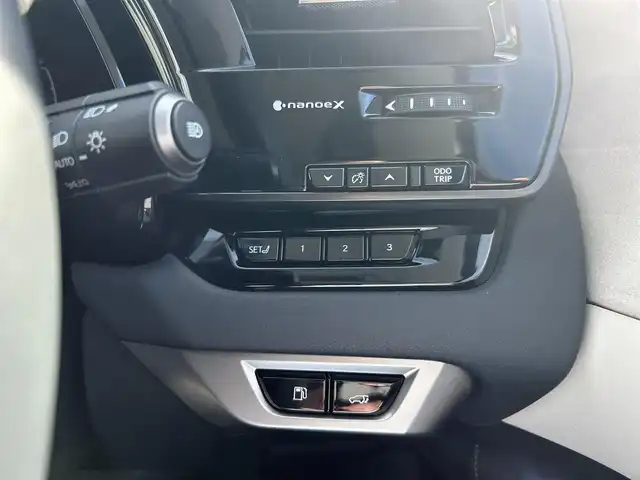 レクサス ＲＸ 450h+ バージョンL 愛知県 2023(令5)年 6.4万km ソニックチタニウム 4WD/パノラマルーフ/純正14型ナビ/フルセグTV/BT/HDMI/ハンズフリーパワーバックドア/パノラミックビューモニター/ビルトインETC2.0/前後ドライブレコーダー/レーダークルーズコントロール/クリアランスソナー/セーフティシステムプラス/・プリクラッシュセーフティ/・レーンディパーチャーアラート/・レーントレーシングアシスト/・レーンチェンジアシスト/・アダプティブハイビームシステム/・ロードサインアシスト/レクサスチームメイト/ブラインドスポットモニター/前後パーキングサポートブレーキ/デジタルインナーミラー/3連フルLEDヘッドランプ/本木製/革巻きコンビステアリング/ステアリングヒーター/ホワイトセミアニリン革シート/全席シートヒーター/ベンチレーション/前席パワーシート/ポジションメモリー/シルバールーフレール/純正21インチアルミホイール